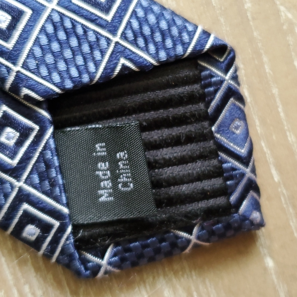 Kenneth Robert's platinum silk necktie - Picture 4 of 6